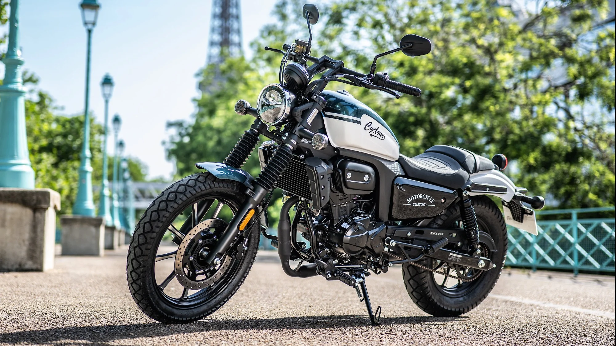 Cyclone RA 125 Plus de trois quarts avant, disponible chez Espace Motos à Saint-Pierre