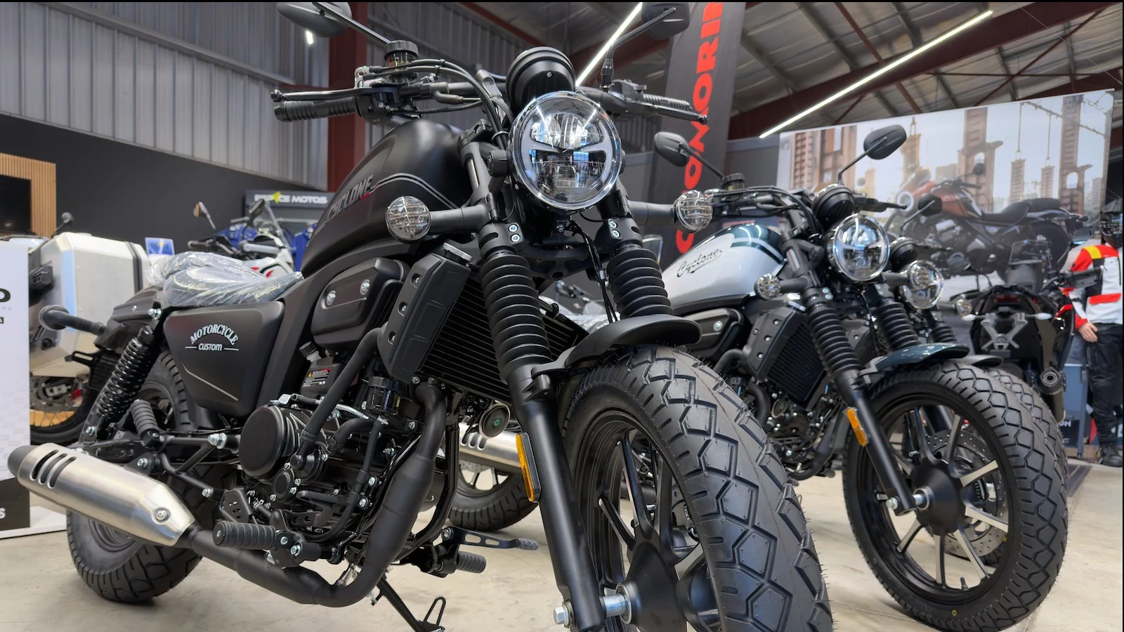 Cyclone RA 125 Plus exposée dans le showroom Espace Motos à La Réunion