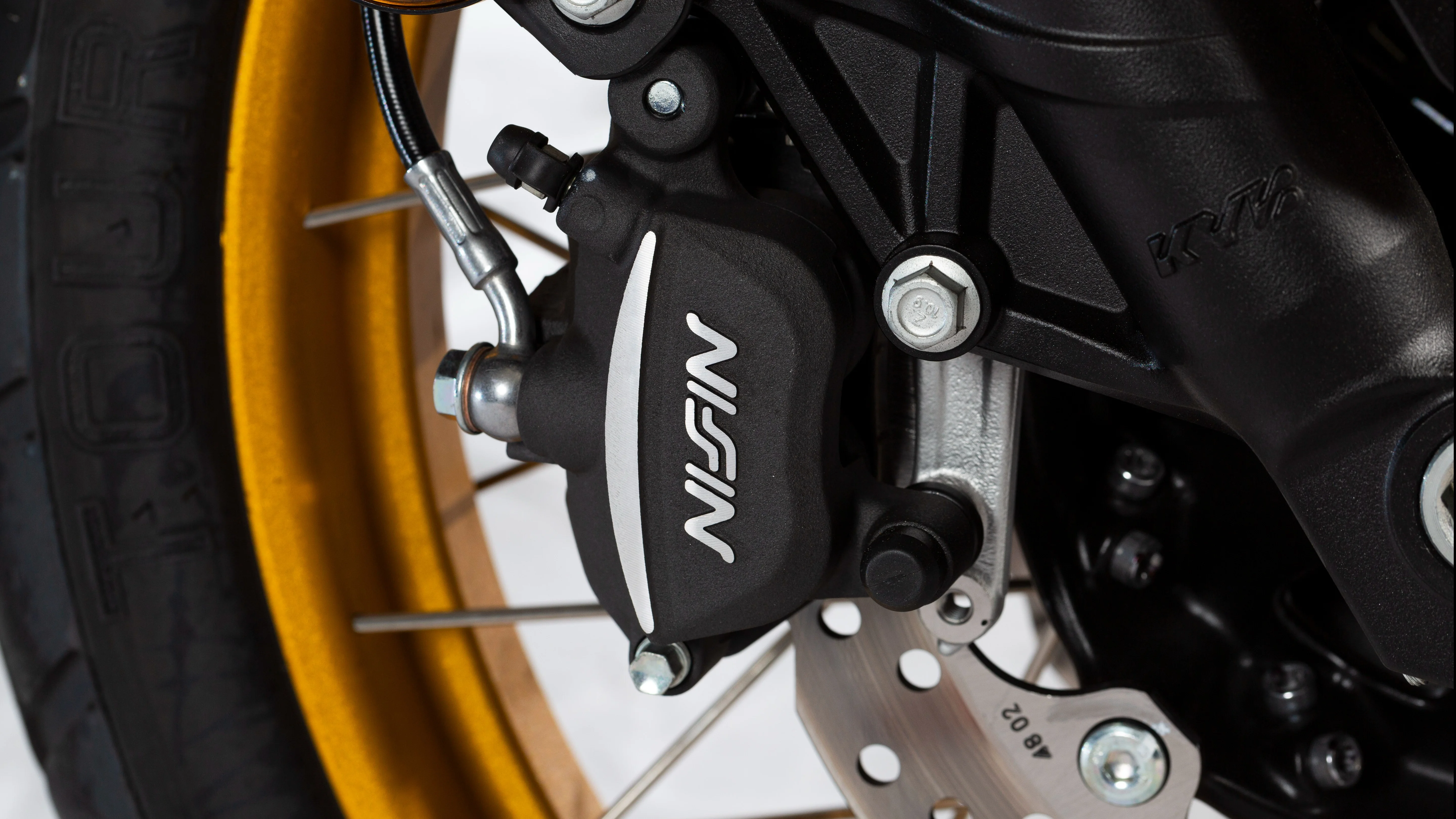 Composants premium Nissin et KYB sur une moto VOGE