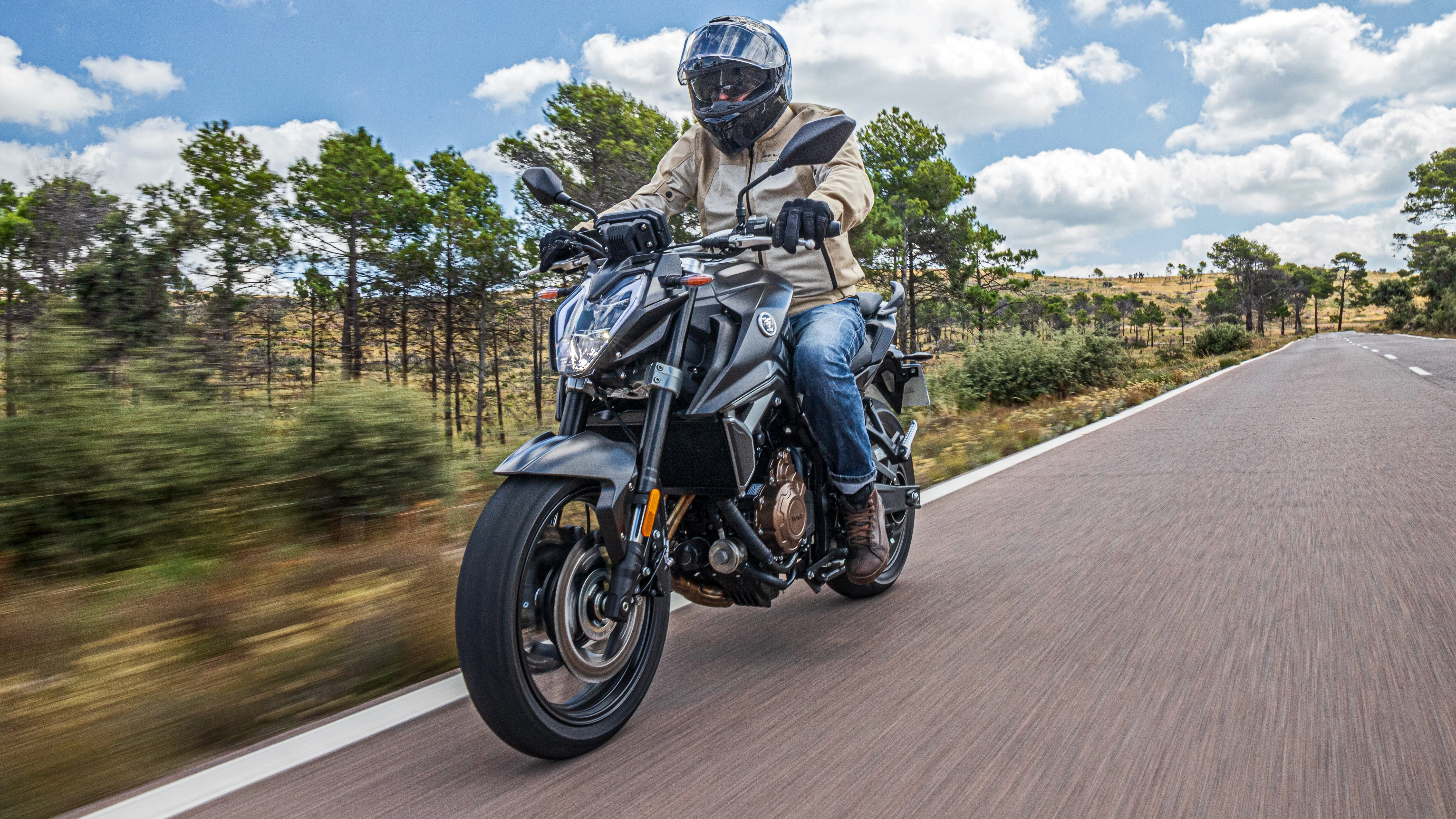 Roadster VOGE 625R chez Espace Motos La Réunion